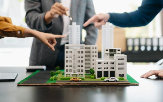 Immagine di un modello in scala di un condominio in cui opera l'amministratore di condominio. La miniatura dell'edificio simboleggia la gestione e l'amministrazione degli spazi comuni e delle attività quotidiane da parte dell'amministratore di condominio.
