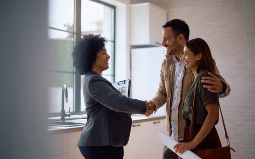 Acquirente immobiliare che stringe la mano all'agente immobiliare