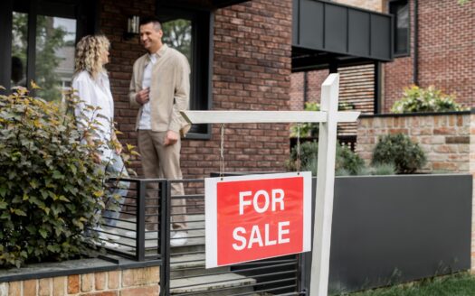 Casa da vendere con cartello "Vendesi" davanti all’ingresso, perfetta per chi cerca un nuovo proprietario.